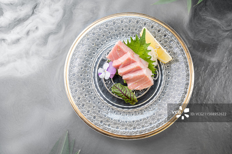 日本料理金箔蓝鳍刺身图片素材