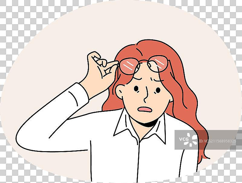 惊讶的女人摘下眼镜，震惊地看着。图片素材
