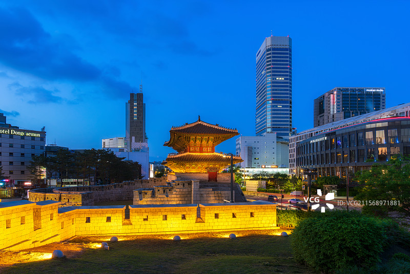 韩国首尔特别市，东大门（동대문）Dongdaemun，兴仁之门，骆山公园Naksan Park，夜景图片素材