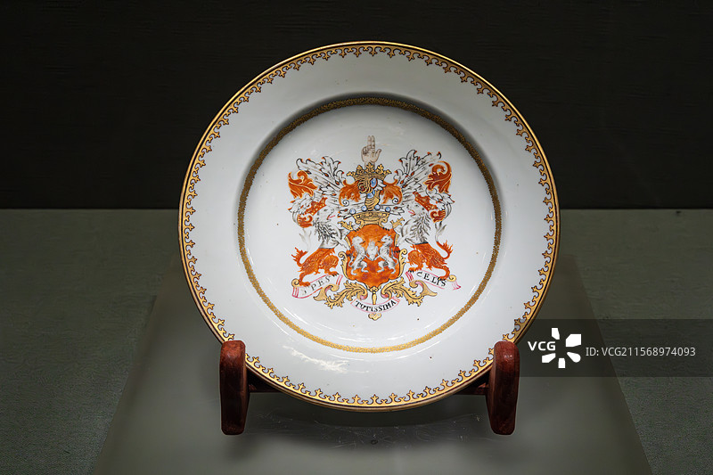 带有纹章图案的古董盘子图片素材