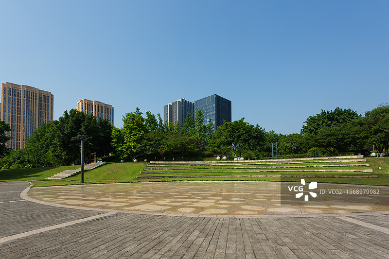 重庆大学城中央公园广场与现代商务高楼图片素材