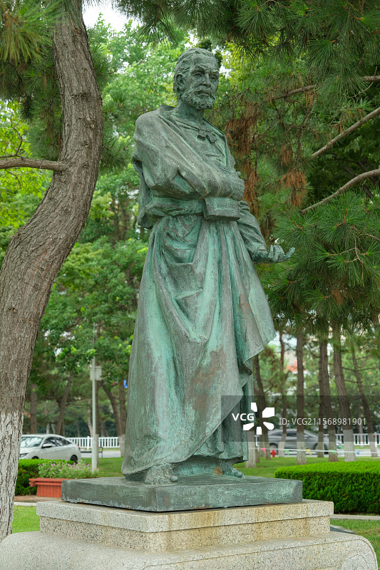 山东威海幸福公园-亚里斯多德雕塑图片素材