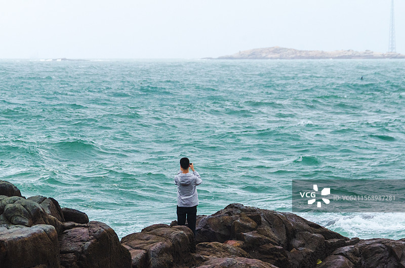 站在大海边拍照图片素材