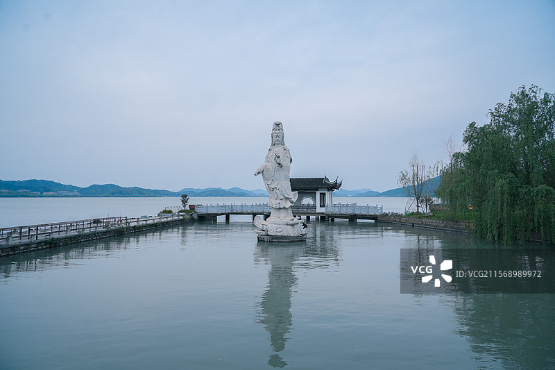 水上观音  浙江省宁波市东钱湖小普陀景区图片素材