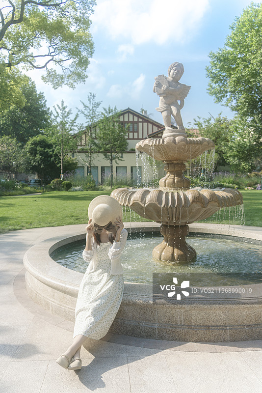 上海徐汇区吴兴公园夏植物花卉绣球花马鞭草天使喷泉图片素材