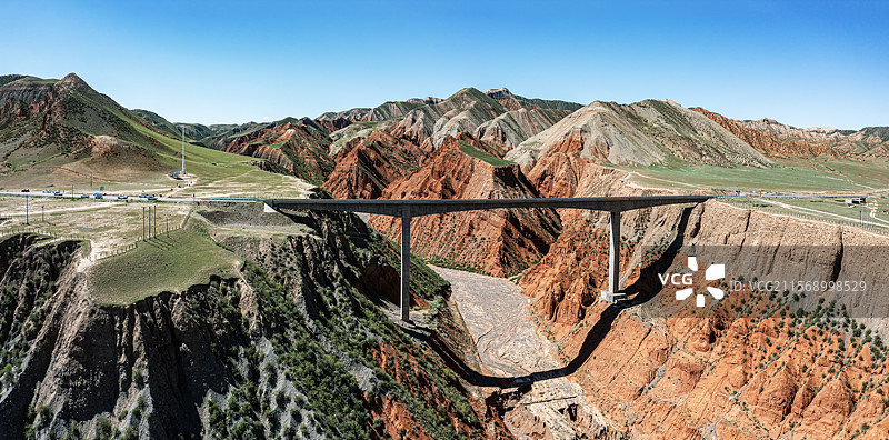 新疆昌吉呼图壁县齐古大桥丹霞风光图片素材
