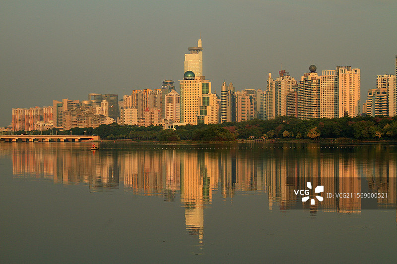 湖面与城市形成的分割线图片素材