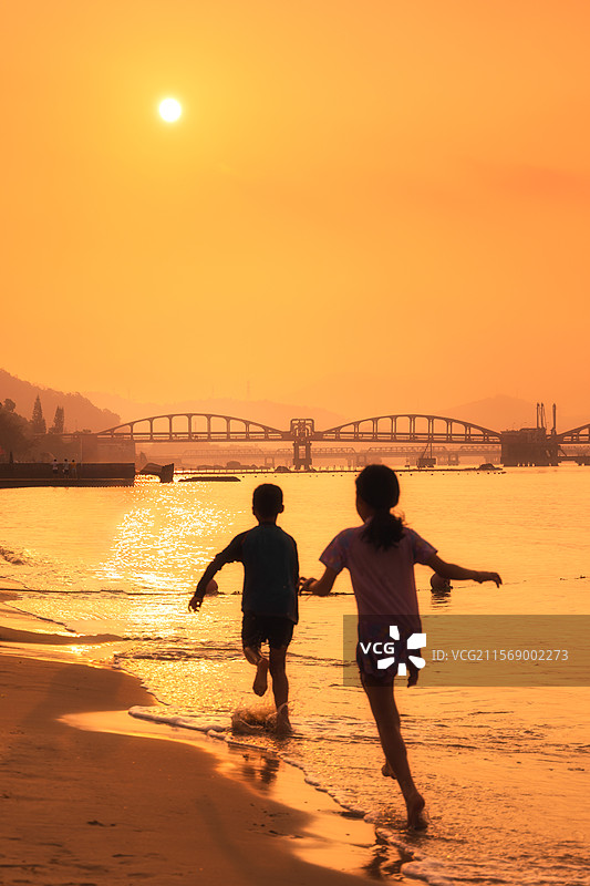 日出时分童年的快乐图片素材