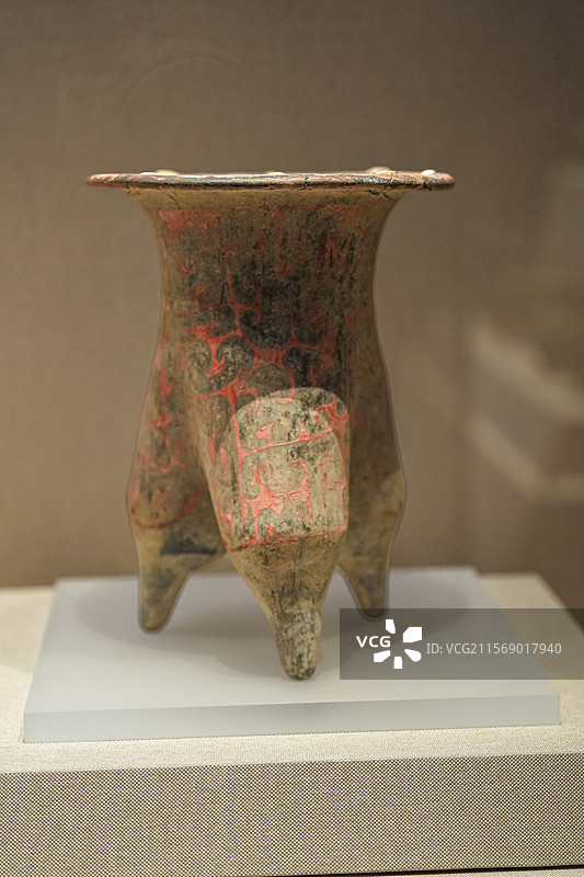 青铜时代 嵌贝彩绘陶鬲 赤峰市大甸子遗址出土 内蒙古博物院图片素材