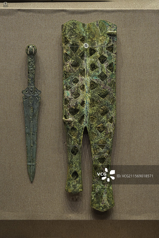 青铜时代 双联青铜鞘 铃首青铜短剑 赤峰市小黑石沟遗址出土 内蒙古博物院图片素材