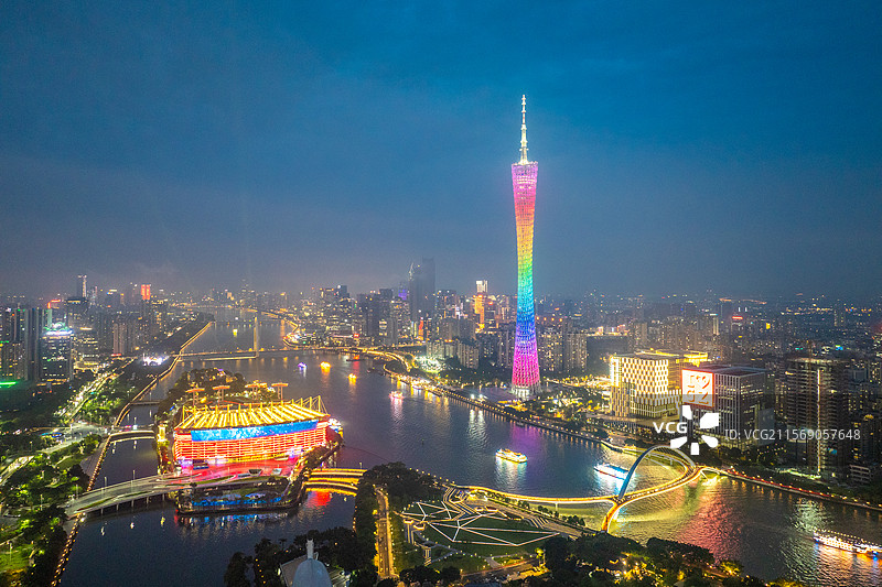航拍夜晚蓝调时刻广州塔、珠江和广州城市天际线风光图片素材