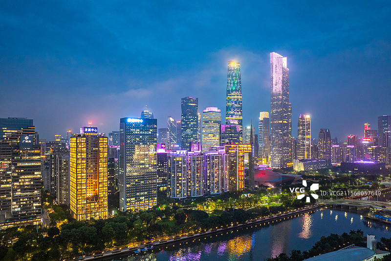 航拍夜晚蓝调时刻多云天气云雾中的广州珠江新城城市夜景风光图片素材