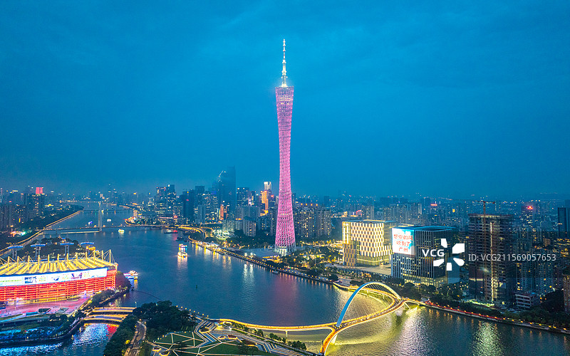 航拍夜晚蓝调时刻广州塔、珠江和广州城市天际线风光图片素材