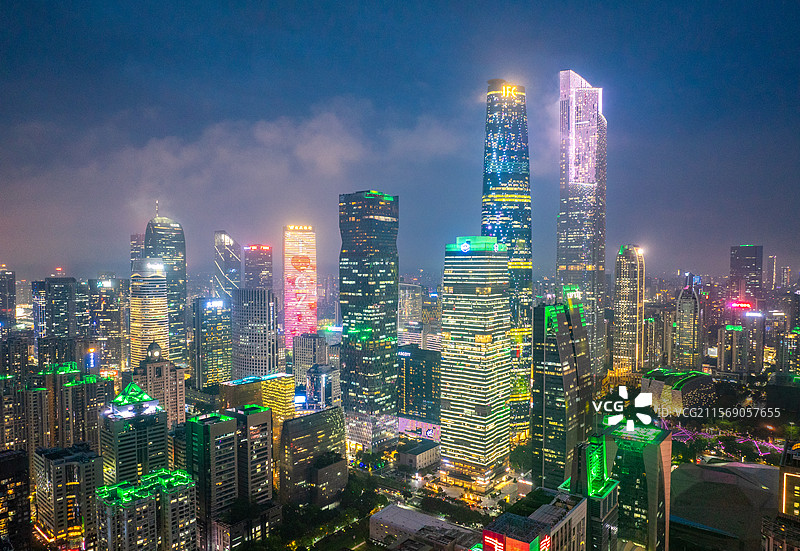 航拍夜晚蓝调时刻多云天气云雾中的广州珠江新城城市夜景风光图片素材