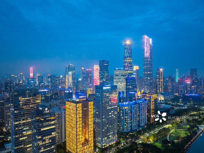 航拍夜晚蓝调时刻多云天气云雾中的广州珠江新城城市夜景风光图片素材