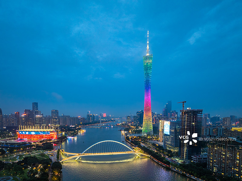 航拍夜晚蓝调时刻广州塔、珠江和广州城市天际线风光图片素材