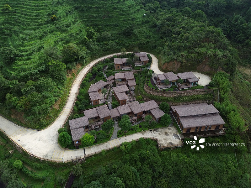 航拍清晨云雾缭绕中的高峰谷茶山风光图片素材