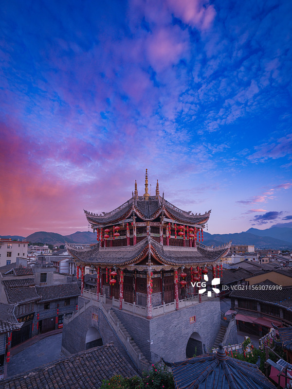 朝霞映照下的四川会理古城钟鼓楼图片素材