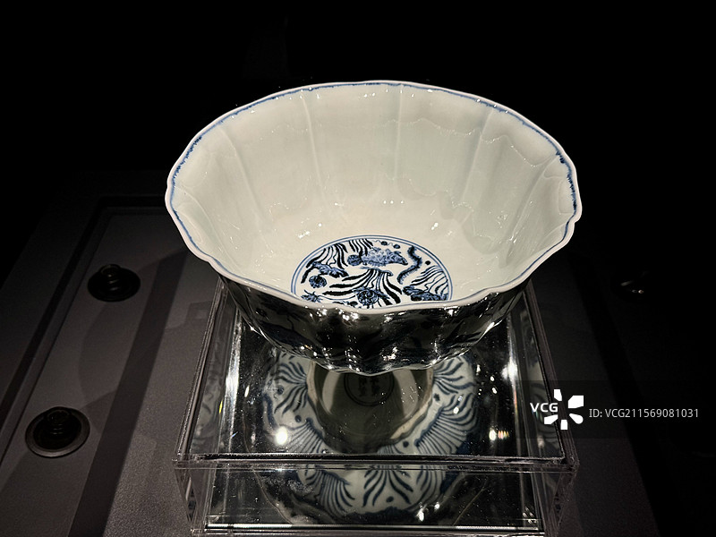 明宣德 青花鱼藻纹十棱菱口大碗，上海龙美术馆“天地大观”图片素材
