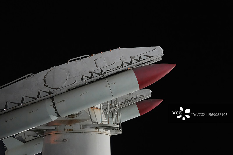 天津泰达航母公园夜景中的导弹武器图片素材