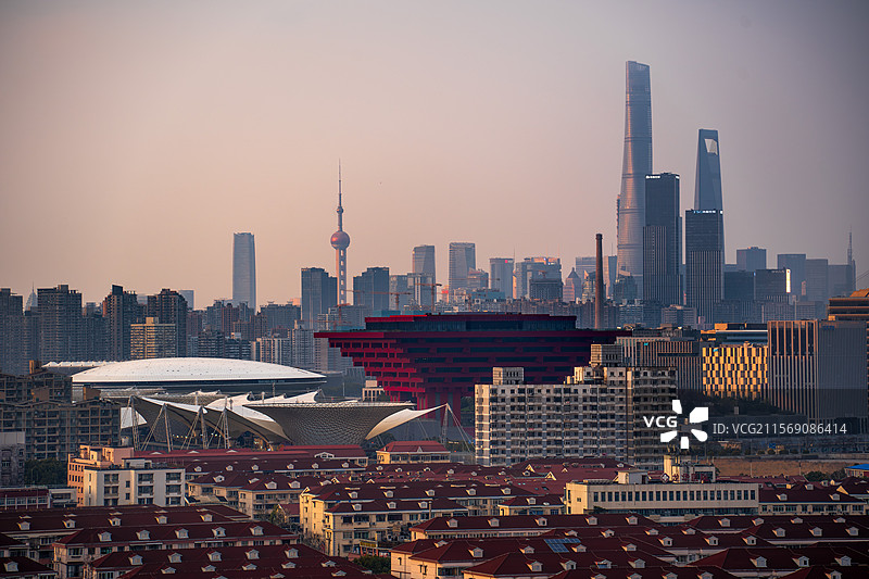 夕阳下的上海陆家嘴与中华艺术宫图片素材
