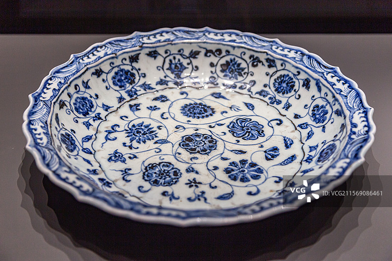 明代-景德镇窑青花缠枝花卉纹花口瓷盘 杭州博物馆图片素材