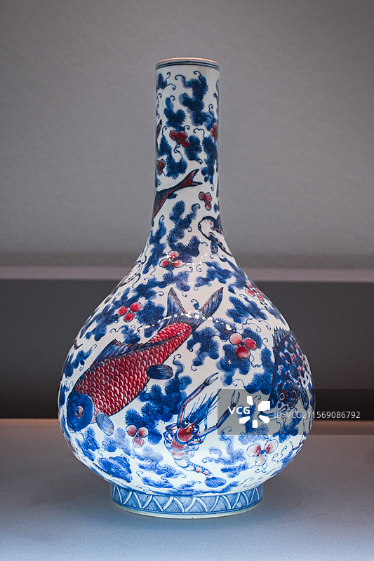 仿康熙款青花釉里红鱼藻纹胆瓶图片素材