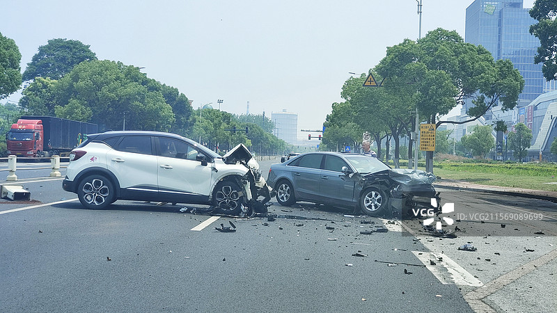 江阴市滨江路上对面灰色车辆冲破护栏逆向行驶撞上正常行驶白色车辆图片素材
