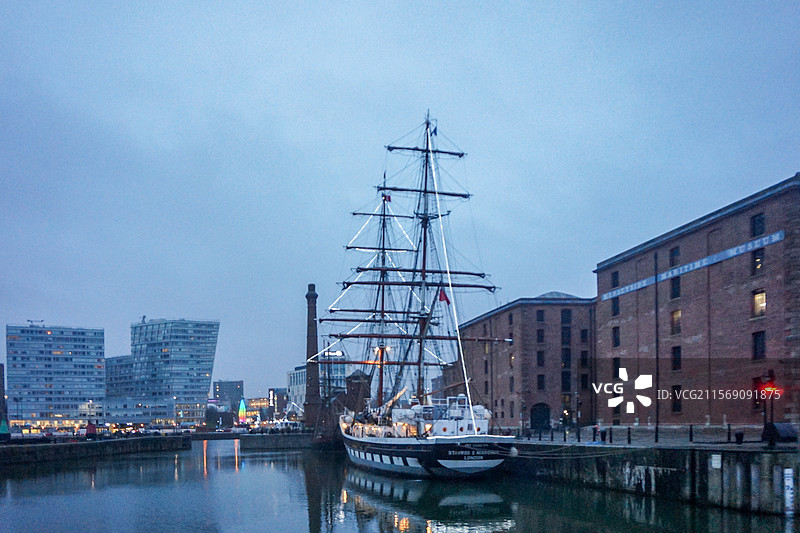 英国利物浦阿尔伯特码头风光-停泊的帆船，码头旧建筑和远处的现代建筑图片素材