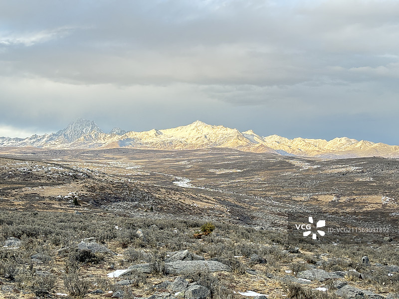 甘孜 康定市  鱼子西 高原 远眺 雪山图片素材