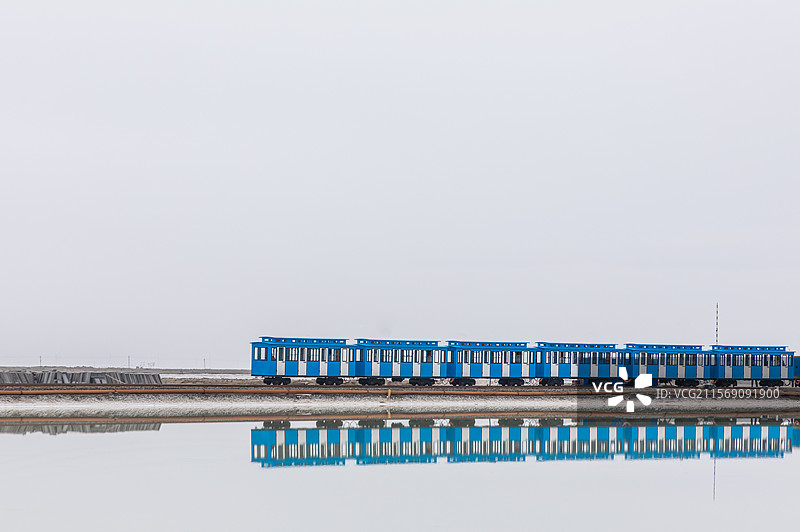 冬天的茶卡盐湖天空之境图片素材