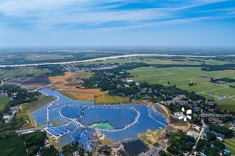 航拍山东省泰安市东平县黄河、东平湖新能源同框图片素材