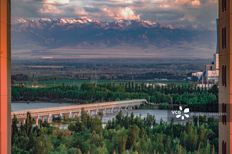 在伊犁远眺雪山图片素材