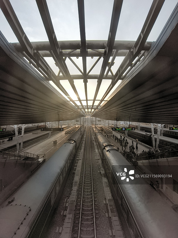 对称的火车站站台内部图片素材