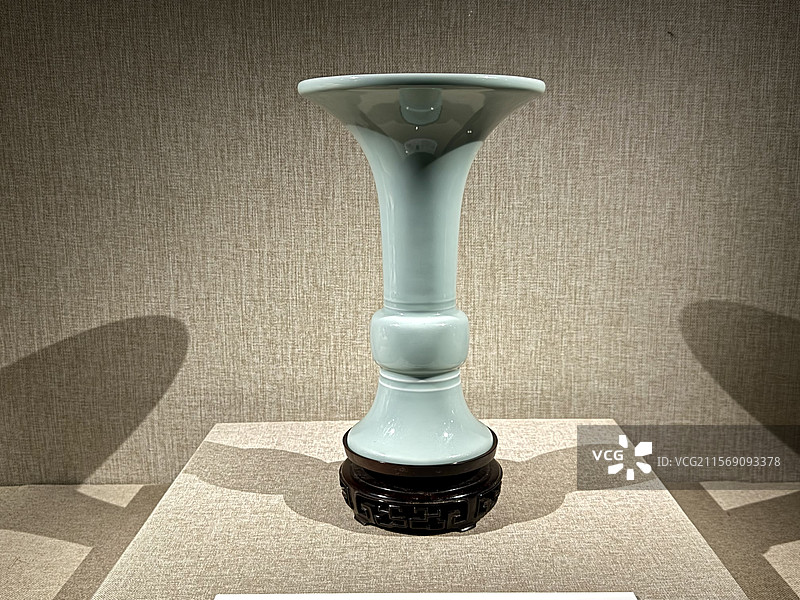 清乾隆 仿汝釉花觚，上海龙美术馆“天地大观”图片素材