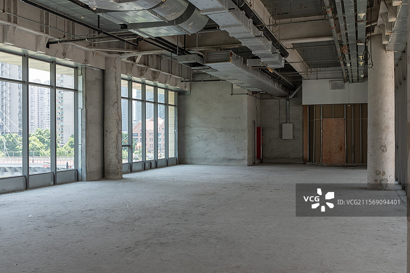 城市背景下的开放式办公空间图片素材