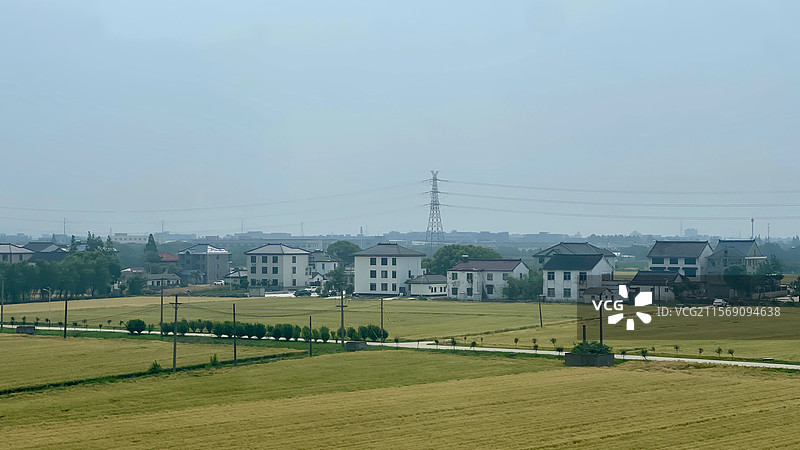 夏粮收获时节的田野风光图片素材