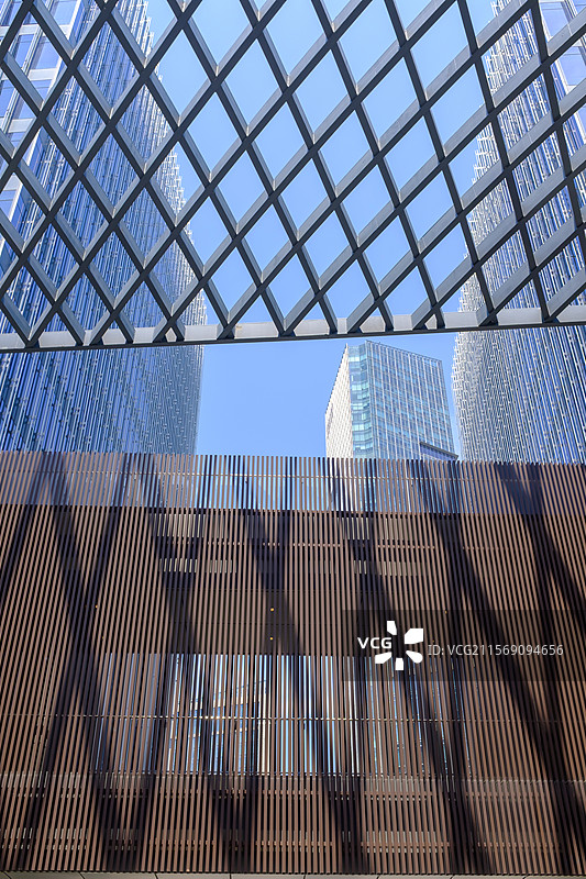 蓝天和光影交错下的空白广告空间图片素材