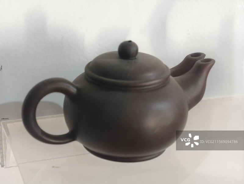 双嘴紫砂壶展品图片素材
