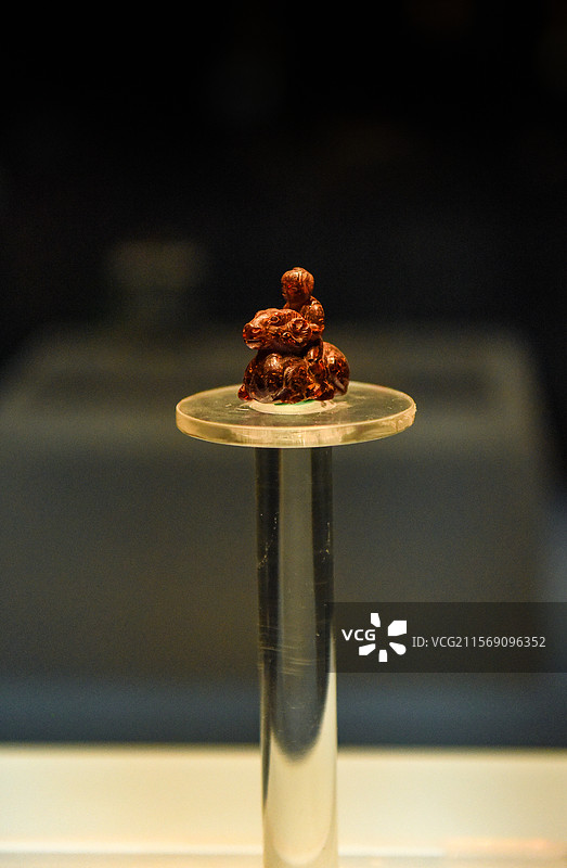 曹魏时期血珀骑羊俑及“白画骑羊儿一”石牌（洛阳博物馆馆藏）图片素材