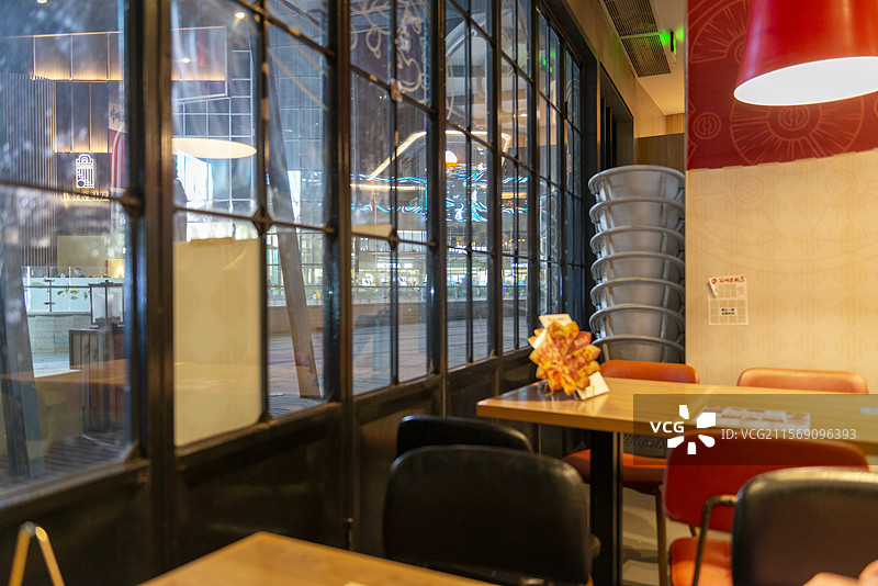 餐厅的空椅子和桌子图片素材