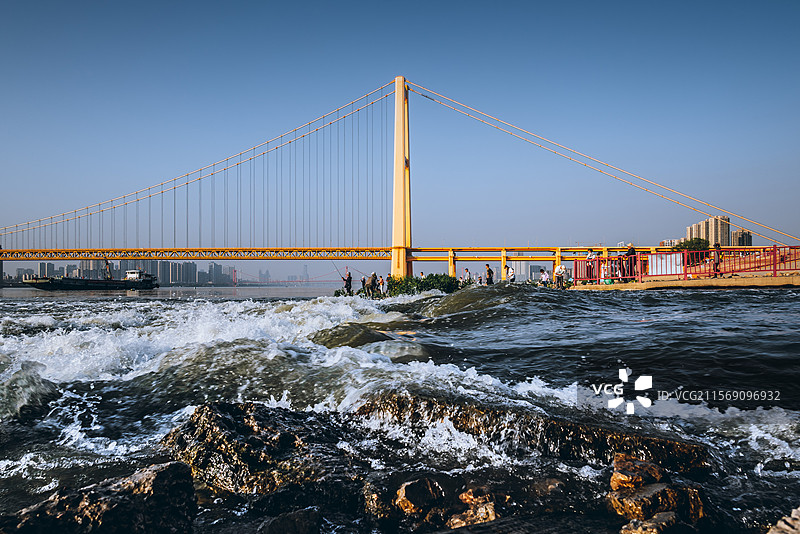 武汉洪山江滩杨泗港长江大桥下开闸放水图片素材