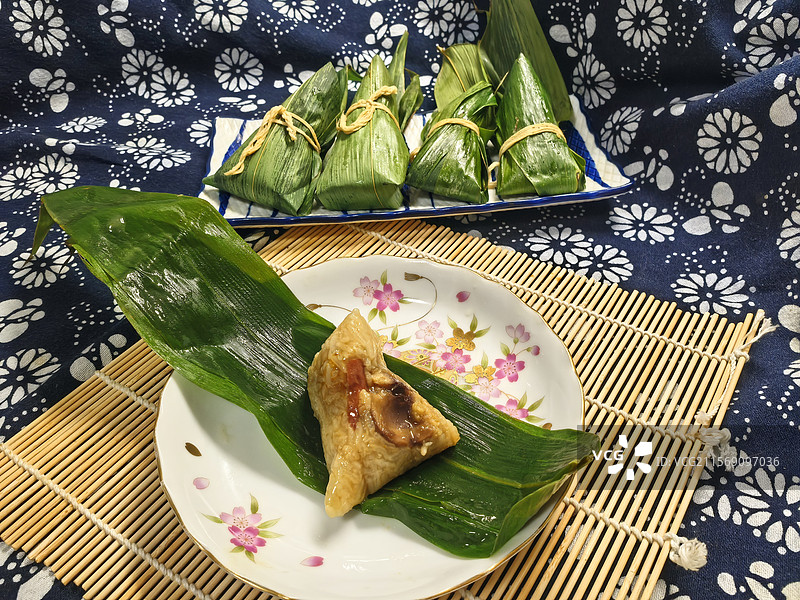 火腿栗子咸肉粽。中国传统美食端午节。家庭自制。图片素材