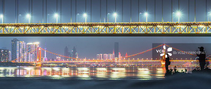 武汉洪山江滩杨泗港长江大桥与鹦鹉洲长江大桥的夜景图片素材
