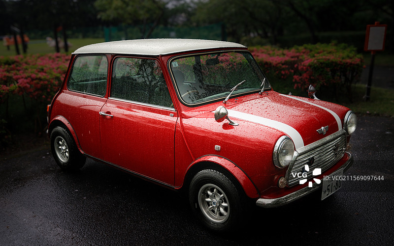 日本秋田红色小汽车图片素材