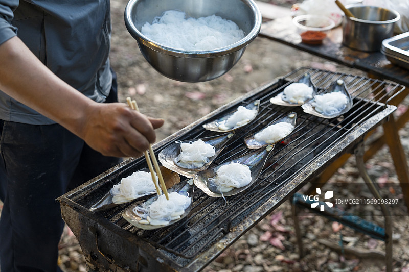 烧烤架上的海鲜特写镜头图片素材