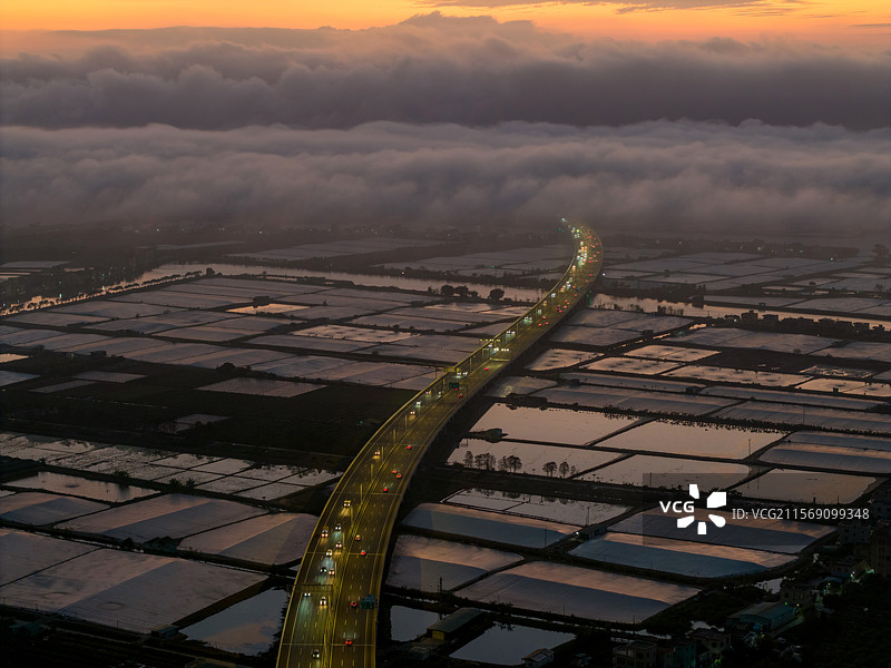 航拍夕阳下的香海高速和桑基鱼塘农业景观图片素材