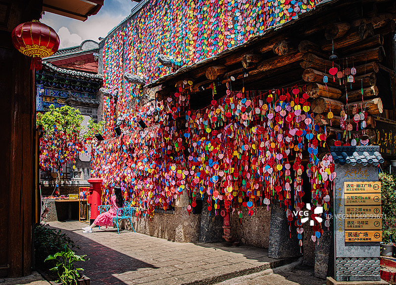 丽江古城，大研花巷的许愿墙处拍照的游客图片素材