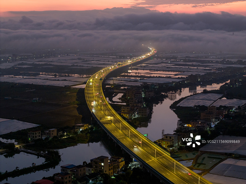航拍夕阳下的香海高速和桑基鱼塘农业景观图片素材