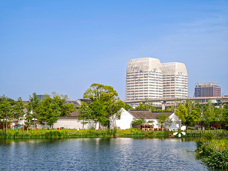 上海蟠龙天地程祠故里与远处上海青浦兰韵文化中心图片素材